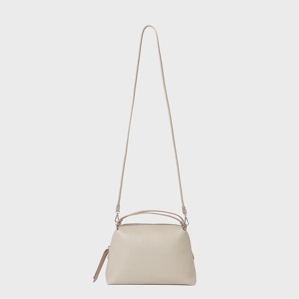 Geanta crossbody GIANNI CHIARINI ALIFA realizată din piele bej italiană are un design minimalist, curele reglabile, mânere scurte și un top cu fermoar.